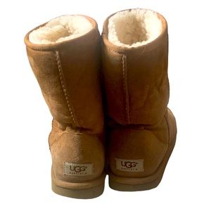 UGG® Classic Short Chestnut Sz 8